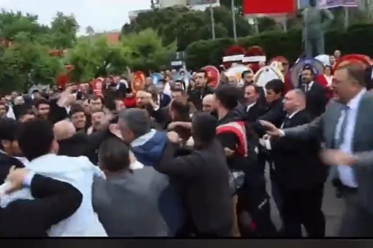 19 Mayıs kutlamalarında MHP'li ile CHP’li gençler arasında arbede çıktı