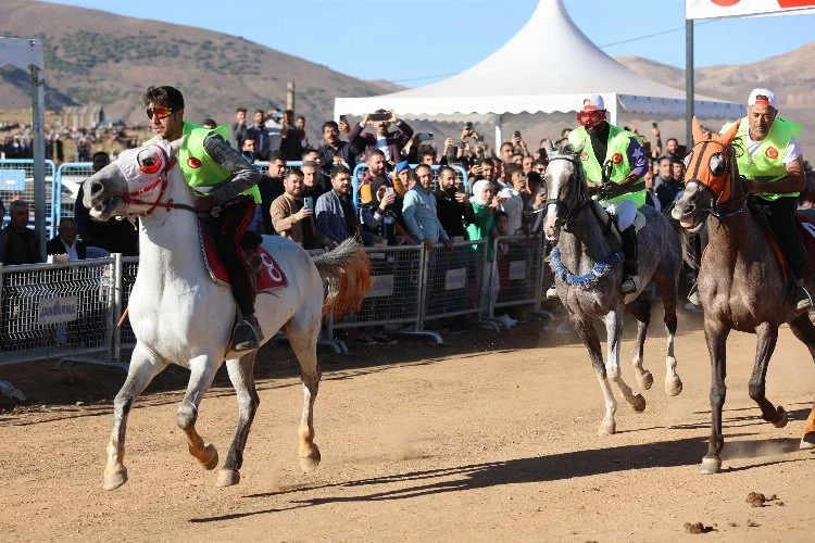 20 yıl aradan sonra geleneksel at yarışları yeniden yapıldı