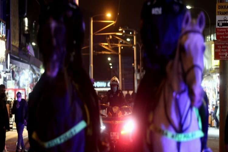 Atlı ve yunus polisleri yılbaşı gecesi Bursa sokaklarında nöbette
