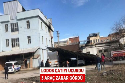 LODOS ÇATIYI UÇURDU 3 ARAÇ ZARAR GÖRDÜ