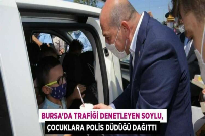 BURSA’DA TRAFİĞİ DENETLEYEN SOYLU, ÇOCUKLARA POLİS DÜDÜĞÜ DAĞITTI
