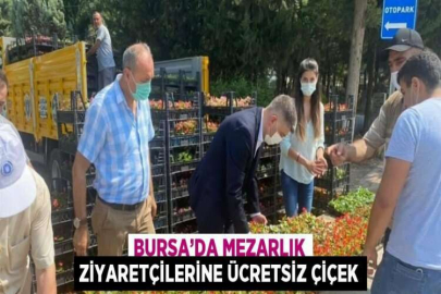 BURSA’DA MEZARLIK ZİYARETÇİLERİNE ÜCRETSİZ ÇİÇEK