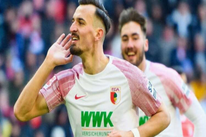 Mergim Berisha, Augsburg'da kalıyor