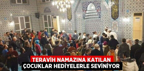 TERAVİH NAMAZINA KATILAN ÇOCUKLAR HEDİYELERLE SEVİNİYOR