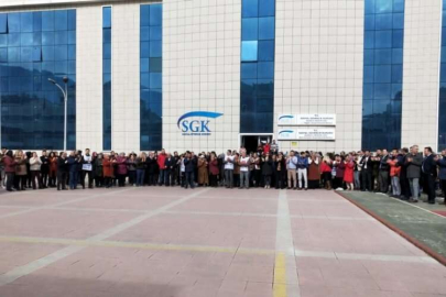 SGK çalışanları bilgisayarları kapattı haklarını istiyor