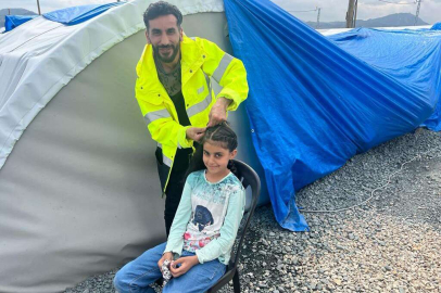 Gönüllü kuaför deprem bölgesinde