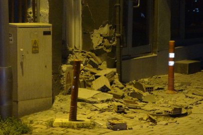 Ağır hasarlı binadaki göçük paniğe neden oldu