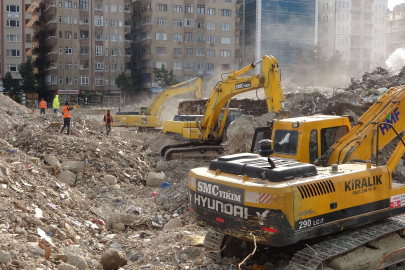 Diyarbakır’da enkaz kaldırma çalışmaları devam ediyor