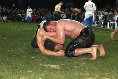 Balıkesir’de gece güreşlerine yoğun ilgi