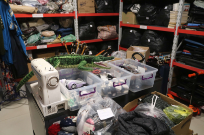 Kayıp eşya bürosundaki eşyalar gülümsetti