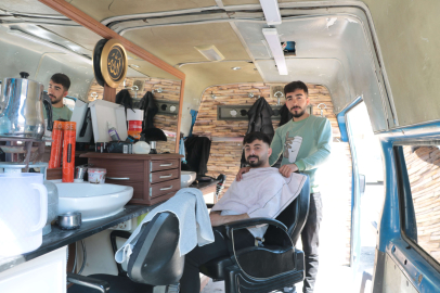 Deprem iş yerini yıktı, minibüs alıp işine devam etti