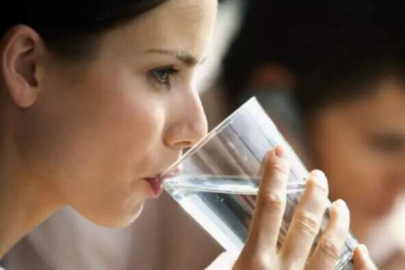 Normalden çok fazla su içmenin zararları şaşırtıyor!