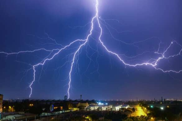Şimşeklerin dansı gökyüzünde görsel şölen oluşturdu