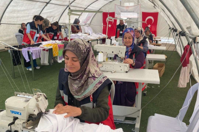 Depremzedeler için çadırlarda üretim yapıyorlar