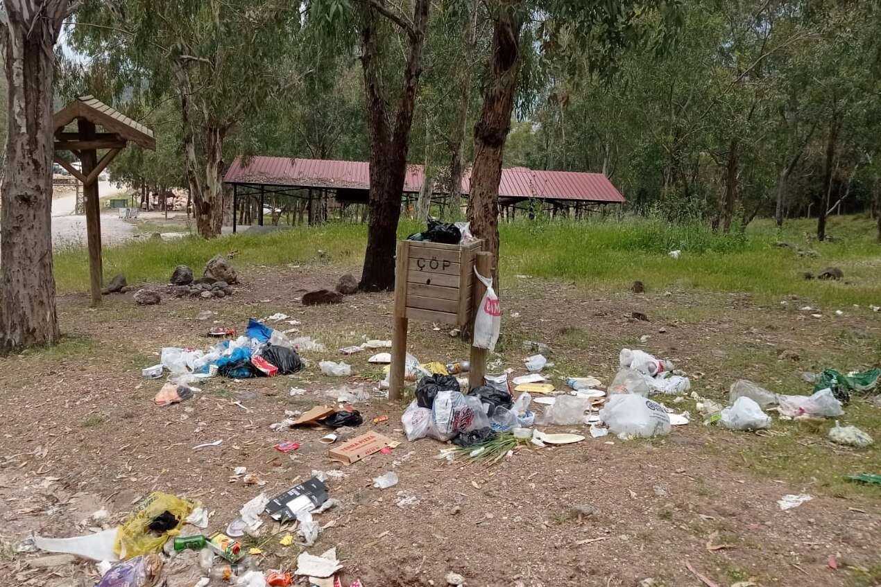 Çocuk ormanının sorumsuz ziyaretçileri alanı çöp içinde bırakıyor