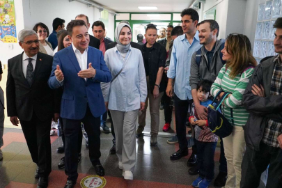 DEVA Partisi lideri Babacan ve eşi oylarını kullandı