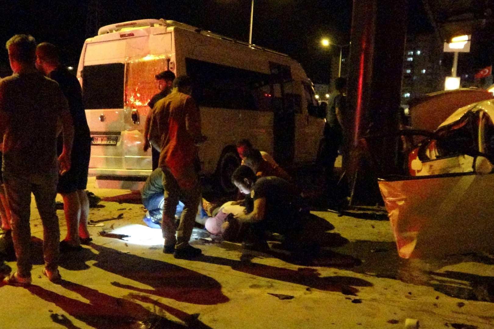 Otomobil market duvarına daldı: 5 yaralı