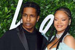 Karnı burnunda Rihanna'dan çıplak poz!