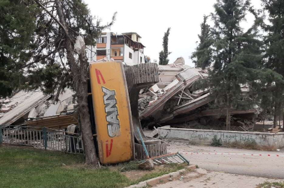 Hasarlı bina yıkımı esnasında iş makinesi devrildi