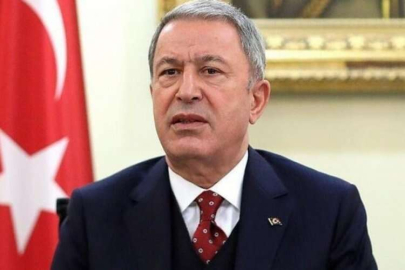 Bakan Akar açıklamalarda bulunuyor