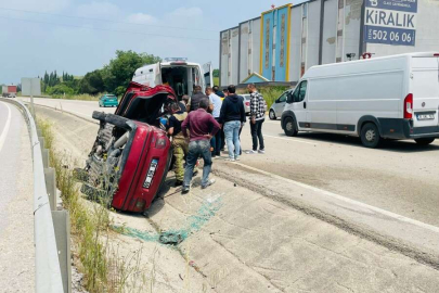 Bursa'da otomobil refüje devrildi! 1 yaralı