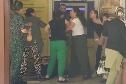 ATM'de sıra bekleyen kadınlar yumruklu kavgaya tutuştu
