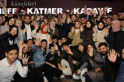 Cumhurbaşkanı Yardımcısı Oktay, Togg ile gençlerle kokoreç yemeye gitti