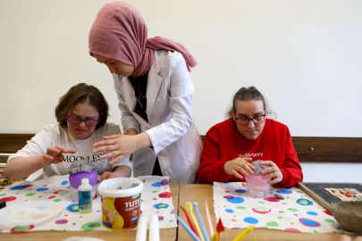 Engel tanımayan öğrenciler atıkları, sanata dönüştürüyor