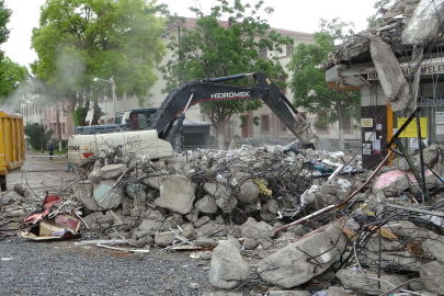 Malatya’da ağır hasarlı binaların yıkımı devam ediyor