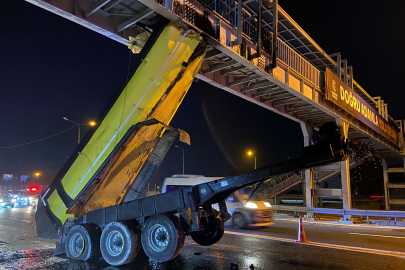 Seyir halindeyken damperi açılan kamyon üst geçide çarptı