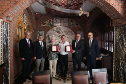 Ünlü dönerciden destek...Her yıl Şehitler Günü'nde bir günlük hâsılatını Mehmetçik Vakfı'na bağışlıyor