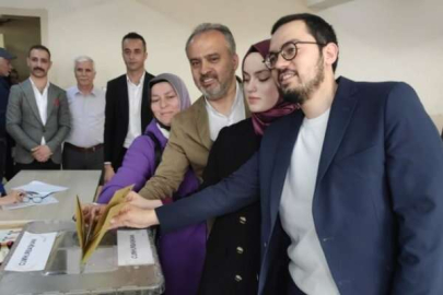 Alinur Aktaş ailesiyle birlikte sandık başında