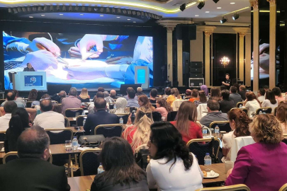 Böbrek nakli ameliyatını doktorlar canlı izledi