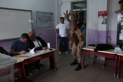 Geyik kostümüyle oy kullanmaya gelince herkes şaşkına döndü