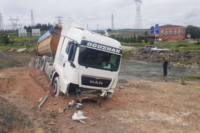 Frenleri patlayınca yoldan çıktı, kum yığınları kurtardı