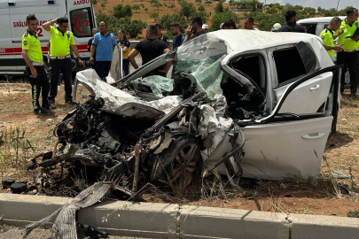 Asfalt döküm kamyonu ile otomobil çarpıştı: 1 ölü, 1 yaralı