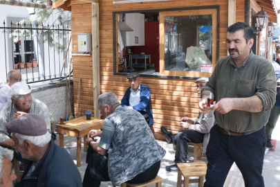 Depremde çayhanesini kaybetti yeniden ayağa kalktı