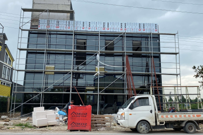 Elektrik akımına kapılan işçi, 3'üncü kattan düşerek ağır yaralandı