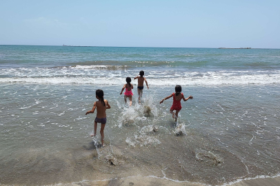 Güneşi gören çocuklar denize koştu