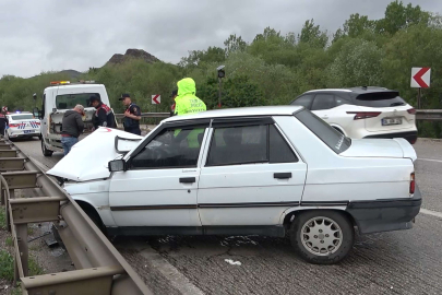 Kırıkkale'de otomobil bariyerlere çarptı: 4 yaralı