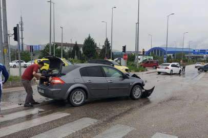 Kırmızı ışıkta bekleyen otomobile böyle çarptı