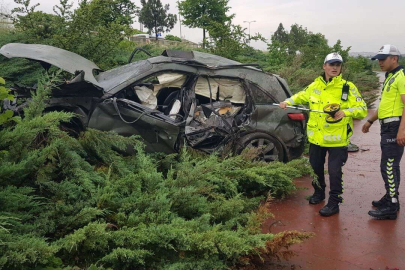 Kontrolden çıkan cip bariyeri kırıp bisiklet yoluna uçtu
