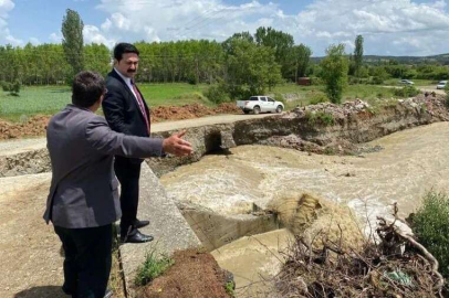 Kuvvetli sağanak sele sebep oldu, köy yolu ve köprü yıkıldı