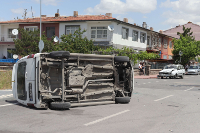 Otomobille çarpışan ticari araç yan yattı: 2 yaralı
