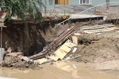 Yanında inşaata başlanan apartmanın bahçe duvarı çöktü