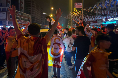 Galatasaray  şampiyonluğunu ilan etti!Bursa'da sarı-kırmızılılar şehir turu attılar