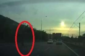 Yolun ortasına atlayan şahsa araç böyle çarptı