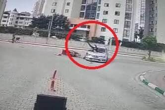 Bursa'da ters şerit kazası anı!Otomobille çarpışan motosiklet sürücüsü ölümden döndü