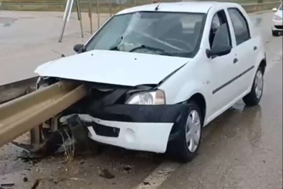 Bursa'da kaza!Otomobil bariyere saplandı