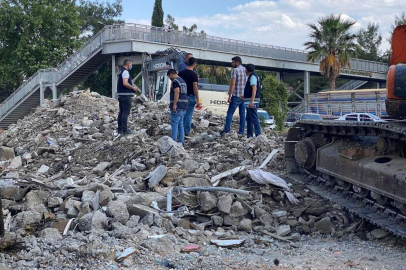 Enkaz altından kadın cesedi çıktı